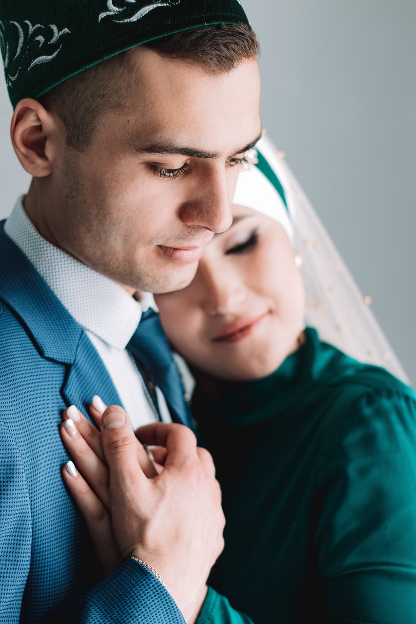 entdecken sie stilvolle business outfits für damen und herren. von klassischen anzügen bis zu modernen looks – finden sie das perfekte outfit für ihren professionellen auftritt im büro oder bei geschäftstreffen.